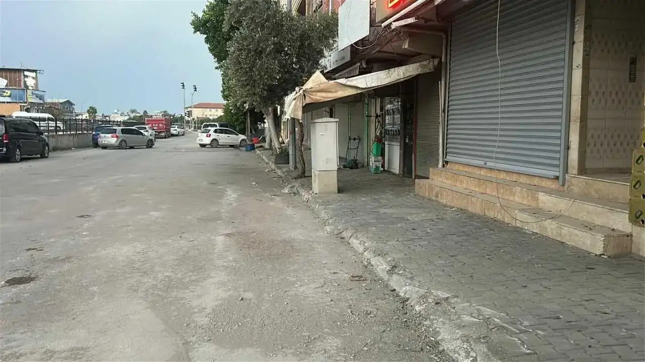 Hatay’da Fırtına Kabusu: Apartman Duvarı Araçların Üzerine Çöktü! 4